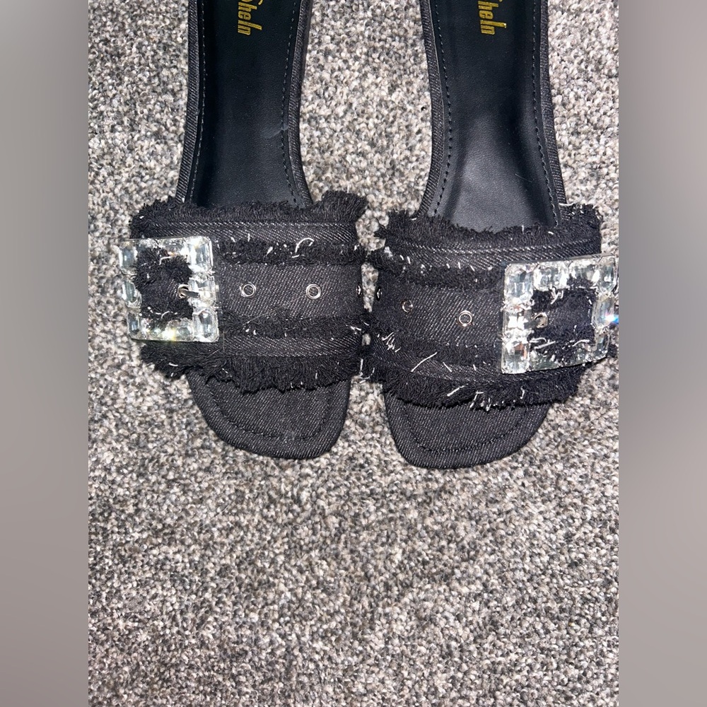 Narrow US 7 sandals never worn